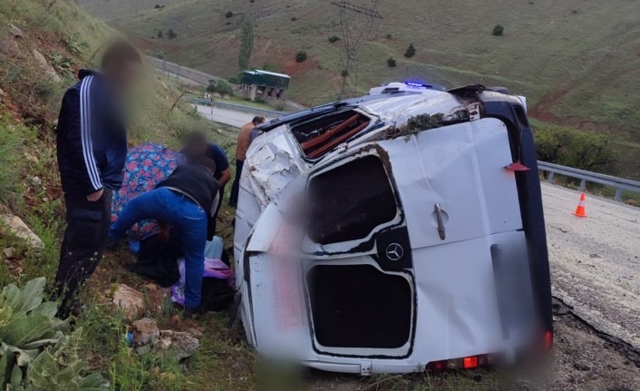 Malatya'da Tur Minibüsü Devrildi: 15 yaralı