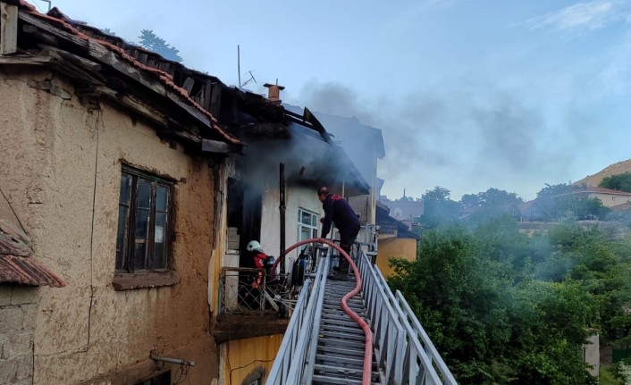 Malatya’daki ev yangınında 2 kişi dumandan etkilendi