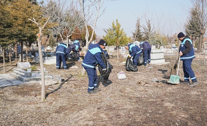 Battalgazi Belediyesi’nden Mezarlıklarda Temizlik Çalışması